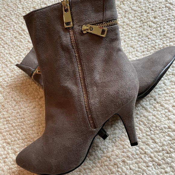 Bellini Gray Suede Gold Zip Detailed Boot NWOB - Picture 5 of 9